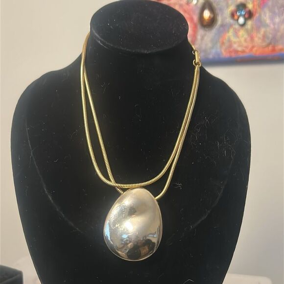 Elegant Gold and Silver Pendant Necklace - Picture 2 of 3